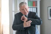 Oberstaatsanwalt Bernd Reuther (Rainer Hunold) rekonstruiert einen Tathergang.