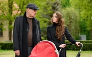 Fichtes Tochter Fina Jurisch (Mercedes Müller) und Kriminalrat a.D. Krüger (Christian Redl) treffen sich auf dem Friedhof.