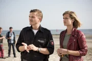 Polizist Jens Jensen (Florian Lukas) und Insa Scherzinger (Theresa Underberg) treffen beim traditionellen Feuer an der ostfriesischen Küste aufeinander.