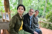 Tierärztin Susanne Mertens hält einen wichtigen Vortrag. Im Zoo wird sie gern und kompetent von Assistenzärztin Karoline Schneider (Maxine Kazis, l.), Papa Professor Baumgart (Gunter Schoß, M.) und Cheftierpfleger Conny (Thorsten Wolf, r.) vertreten.