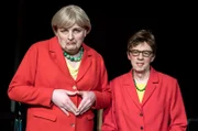 Aus dem Kurfürstlichen Schloss in Mainz: Florian Sitte (links) und Helmut Schlösser als Angela Merkel und Annegret Kramp-Karrenbauer.
