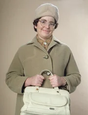 Folge "Modenschau": Hilde Becker (Alice Hoffmann) freut sich auf das Ereignis des Jahres in Bexbach: Die Modenschau.