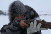 Agnes Hailstone zielt auf einen Schuss, um ihr Gewehr zu testen, bevor sie auf Kaninchenjagd geht. (BBC Studios Reality Productions, LLC/Ben Arnst)
