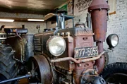 Lanz Bulldog D75-06, Baujahr 1935 von Jan Schön, der diesen 25 PS Glühkopf zusammen mit seinem Freund Frank Brammer aus Einzelteilen wieder aufgebaut hat. Nach jahrelanger Arbeit in der Werkstatt starten sie ihn zum ersten Mal.