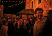 Franziska (Eva Löbau) und Friedemann (Hans-Jochen Wagner) beim Fackelzug.