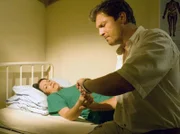 Sam (Francis Fulton-Smith) beglückwünscht Katrin (Christine Neubauer) zu ihrer erfolgreichen Operation, nach der sie allerdings erst einmal in Ohnmacht gefallen ist.