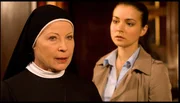 Schwester Grace (Renate Schroeter, l.) ist mit Megans (Henriette Richter-Röhl, r.) Entscheidung nicht einverstanden.