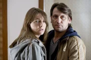 Sarah (Nicole Marischka) glaubt an Romans (Ingo Naujoks) Unschuld, ein Geräusch an der Haustür lässt sie aufschrecken.