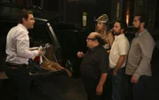(v.l.n.r.) Dennis Reynolds (Glenn Howerton); Frank Reynolds (Danny DeVito); Dee Reynolds (Kaitlin Olson); Charlie Kelly (Charlie Day); Mac (Rob McElhenney)