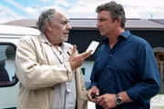 Martin Gruber (Hans Sigl, r.) ist wenig begeistert, nach so vielen Jahren seinen Onkel Ludwig (Christian Kohlund, l.) wiederzusehen.