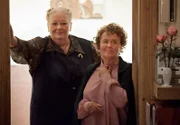 NDR Fernsehen HEITER BIS TÖDLICH: MORDEN IM NORDEN, "Der letzte Gang", am Donnerstag (02.07.15) um 23:30 Uhr. Finns Tanten Ria Kiesewetter (Ulrike Bliefert, l.) und Toni Kiesewetter (Petra Kelling, r.)