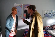 Thomas Franklin (Jannik Schümann) stellt seine Mutter Marie (Susanne Schäfer) wegen der verschwundenen Fotos zur Rede.