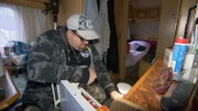 Nach dem Wasserschaden auf dem Campingplatz wollen Willy (62, Foto) und Tanja im Camper klar Schiff machen.