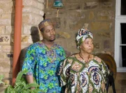 Der Koch Kim (Fezile Mpela) und Makhulu (Nonkosi Frances Ndlazilwana, re.) haben unterschiedliche Meinungen zu der neuen Ärztin im Buschkrankenhaus.