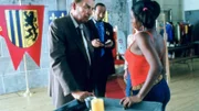 Detective Briscoe (Jerry Orbach, li.) und Detective Green (Jesse L. Martin) befragen Jody Glass (Daisy Hobbs).