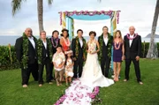 Feiern gemeinsam mit Chin Ho (Daniel Dae Kim, M.) und Malia (Reiko Aylesworth, 4.v.r.) den schönsten Tag im Leben: Kamekona (Taylor Wily, l.), Danny (Scott Caan, 2.v.l.), Max Bergman (Masi Oka, 3.v.l.), Kono (Grace Park, 4.v.l.), McGarrett (Alex O'Loughlin, 3.v.r.), Lori Weston (Lauren German, 2.v.r.) und Joe White (Terry O'Quinn, r.) ...