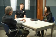 Als Lopez (Alyssa Diaz, r.) und Bradford (Eric Winter, M.) den bekannten Räuber Dez Robinson (Wayne Pére, l.) ins Kreuzverhör nehmen, steigt der Druck enorm. Robinson behauptet zwar, unschuldig zu sein, doch Lopez und Bradford lassen nicht locker.