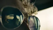 Ein Mann trägt eine Sonnenbrille