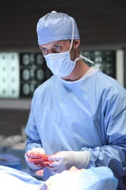 Die riskante Operation bei der Nonne Moira fordert von Chase (Jesse Spencer) eine riskante Entscheidung ...