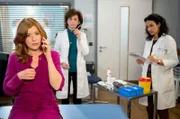 Nina Pucks (Fiona Coors, l.) Körper spielt wegen einer frischen Liebe verrückt. Prof. Patzelt (Marijam Agischewa, M.) und Dr. Sherbaz (Sanam Afrashteh, r.) nehmen ihre Symptome sehr ernst.