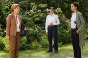 Paula Sprenger und Jasmin Sayed werden von Polizeipräsidentin Alexandra Falkenbach im Garten der Familie Heppendorf überrascht.