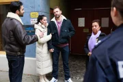 Baris (Metehan Demiröz, l.), Sina (Valea Scalabrino, 2.v.l.) und Bambi (Ben Hirschberger, M.) sind erstaunt, dass Nuray (Lilay Huser) der Autodieb war.