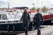 Im Yachthafen wurden Schreie gehört. Lukas Petersen (Patrick Abozen, l.) und Daniel Schirmer (Sven Fricke, r.) gehen dem Notruf nach.