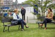 Jasmin Sayed (Sesede Terziyan, r.) informiert die Polizeipräsidentin Alexandra Falkenbach (Marion Kracht, l.) über den Verdacht tödlicher Medikamentenpanscherei im Falle der ermordeten Apothekerin. Als Dr. Jan Conrad (Juri Padel, im HG) von dem Verdacht erfährt, ist er außer sich und droht die Ermittlungen zu gefährden.