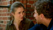 Arthur (Vivian Frey, r.) warnt Svenja (Lea Marlen Woitack, l.) vor seiner Mutter. Sie ist gefährlich und handelt nie selbstlos. Nach einem Vorfall mit Arthurs Mutter fühlt Svenja sich manipuliert und muss Arthur Recht geben.
