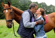 ARD ROTE ROSEN FOLGE 1142, Erika (Madeleine Lierck-Wien, r.) ist überfordert, als Achim (Peter Rühring, l.) sie bittet, bei ihm einzuziehen.