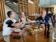 Punta del Este in Uruguay. Die Passagiere Christian und Christine Schorer machen mit Restauranttester Christian Rach (rechts) einen Ausflug in das Weingut Viña Eden.