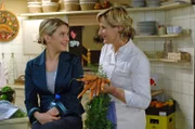 Susanne (Heike Jonca, r.) freut sich, dass Anna (Jeanette Biedermann, l.) sich nicht gleich in eine neue Liebe stürzt.
