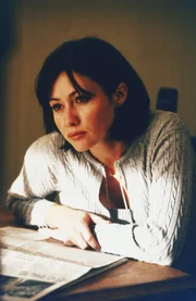 Prue (Shannen Doherty) entdeckt im "Buch der Schatten" einen so genannten Wahrheitszauber ...