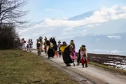 Von Innsbruck nach Hall in Tirol reihen sich die MARTHA-Dörfer Mühlau, Arzl, Rum, Thaur und Absam aneinander. Hier praktizieren sie bis heute einen einzigartigen Dämonenkult aus dem Mittelalter, das Mullern und Matschgern.