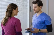Florian Osterwald (Lion Wasczyk, r.) berichtet von der Einlieferung einer Patientin, die mit Viktoria (Isabella Krieger, l.) eine gemeinsame Vergangenheit hat.; ARD IN ALLER FREUNDSCHAFT - DIE JUNGEN ÄRZTE FOLGE 393, "Frieden", am Donnerstag (17.10.24) um 18:50 Uhr im ERSTEN. Florian Osterwald (Lion Wasczyk, r.) berichtet von der Einlieferung einer Patientin, die mit Viktoria (Isabella Krieger, l.) eine gemeinsame Vergangenheit hat. © ARD/Tom Fülle, honorarfrei - Verwendung gemäß der AGB im engen inhaltlichen, redaktionellen Zusammenhang mit genannter ARD-Sendung bei Nennung "Bild: ARD/Tom Fülle" (S2+). ARD-Programmdirektion/Bildredaktion, pressefoto.daserste@ard.de