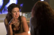 Irene Lee (Maura Tierney, l.); Foster Lee (Annalise Basso, r.)