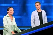 Moderator Alexander Bommes mit der Kandidatin Janine Walker.