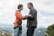 Als Martin Gruber (Hans Sigl, r.) Lukas (Anton Andreew, l.) endlich auf dem Felsplateau findet, geraten die beiden in Streit.
