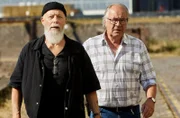 Als Reinhard Bielefelder (Bill Mockridge, l.) und Klaus Schmitz (Hartmut Volle, r.) das Schiff verlassen, entdecken sie verdächtige Jungs im Mustang.