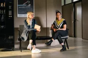 Gemeinsam mit Pia Ritte (Camille Dombrowsky, l.) moderierte das Opfer den bekannten Finanzpodcast "Moneten erbeten". Bei der Befragung durch Kommissarin Amira Mahdi (Aylin Ravanyar, r.) kommt heraus, dass Pias ermordete Partnerin aus dem Podcast austreten wollte.