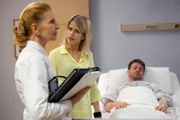 ARD/MDR IN ALLER FREUNDSCHAFT, FOLGE 660, "Böses Blut", am Dienstag (30.09.14) um 21:00 Uhr im ERSTEN. Gräfin Tanja von Lahnstein (Miriam Lahnstein, mi.) gerät sofort mit Oberschwester Ingrid (Jutta Kammann, li.) aneinander. Für sie sind die Gräfin und ihr Ex-Mann Sebastian (Sebastian Schlemmer, re.) Patienten, wie jeder andere auch - es wird keine Sonderbehandlung geben.