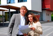 ARD/MDR FAMILIE DR. KLEIST IV. STAFFEL FOLGE 45, "Hilferufe", am Dienstag um 10:45 Uhr im ERSTEN. Moritz Runkel (Oliver Clemens, l.) und Marlene Kleist (Christina Plate, r.) besprechen den Aufbau der Solaranlage im Waldinternat.
