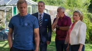 Johnnys (Christoph von Friedl, l.) wahre Identität ist aufgeflogen. Betty (Caroline Maria Frier) und Richard (Heinrich Schafmeister, 2.v.l.) sind entsetzt. Nur William (Robert Giggenbach, 2.v.r.) hatte von Anfang an Zweifel an ihm.