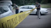 Im Kofferraum eines Autos entdecken Polizisten die Leiche der vermissten Krankenschwester Nadia Athanase.