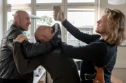 Drogenschmuggler Elias Kuragin (Thomas Ziesch, r.) will von Fiete Jansen (Thomas Wüpper, M.) wissen, wo das echte Kokain geblieben ist - in den Paketen befindet sich nur Zucker.