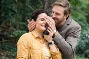 Hannes Zoller (Hugo Grimm, rechts) überrascht Susanne Mertens (Elisabeth Lanz) im Leipziger Zoo. Susanne freut sich, fühlt sich aber auch ein wenig überrannt. Sie verspricht, zu Hannes‘ Konzert nach Berlin zu kommen.