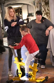 Mickey (Kaitlin Olson, l.) und Alba (Carla Jimenez, r.) wollen Ben (Jack Stanton, M.) bei einem Wissenschaftsprojekt helfen und steigern sich richtig in die neue Aufgabe hinein.