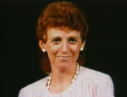 An einem Februarmorgen wird Janice Clayton von ihrer Nachbarin in einer Blutlache liegend in ihrem Haus gefunden.