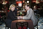 Lotte (Susanne Szell, l.) ist froh, als Hugo (Hubertus Regout, r.) ihr wieder vertraut.