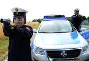 Merkel und Obama? Kati und Killmer? Es herrscht nicht etwa Karneval in Monreal, sondern maskierte Polizisten mit dem Monrealer Streifenwagen überfallen einen Geldtransporter.